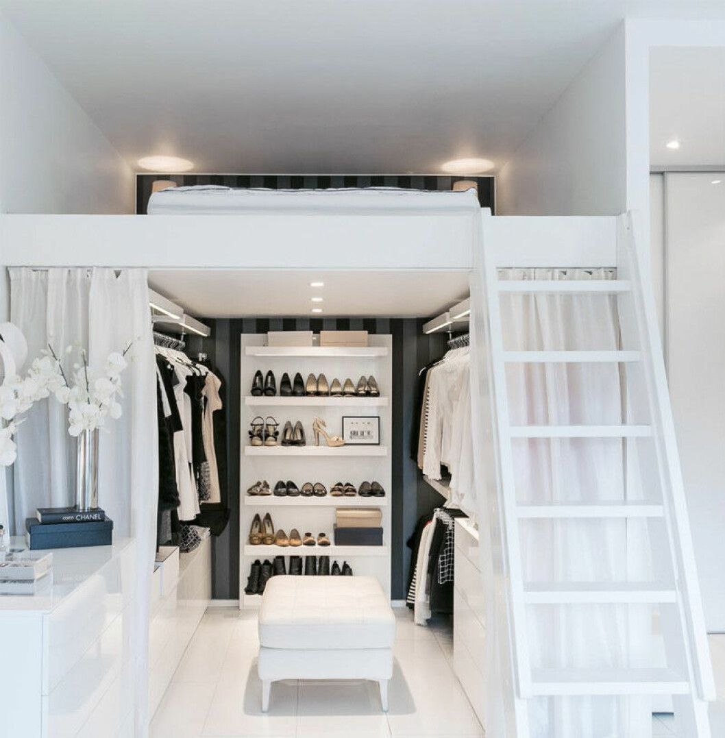 Under en loftsäng finns en walk in closet