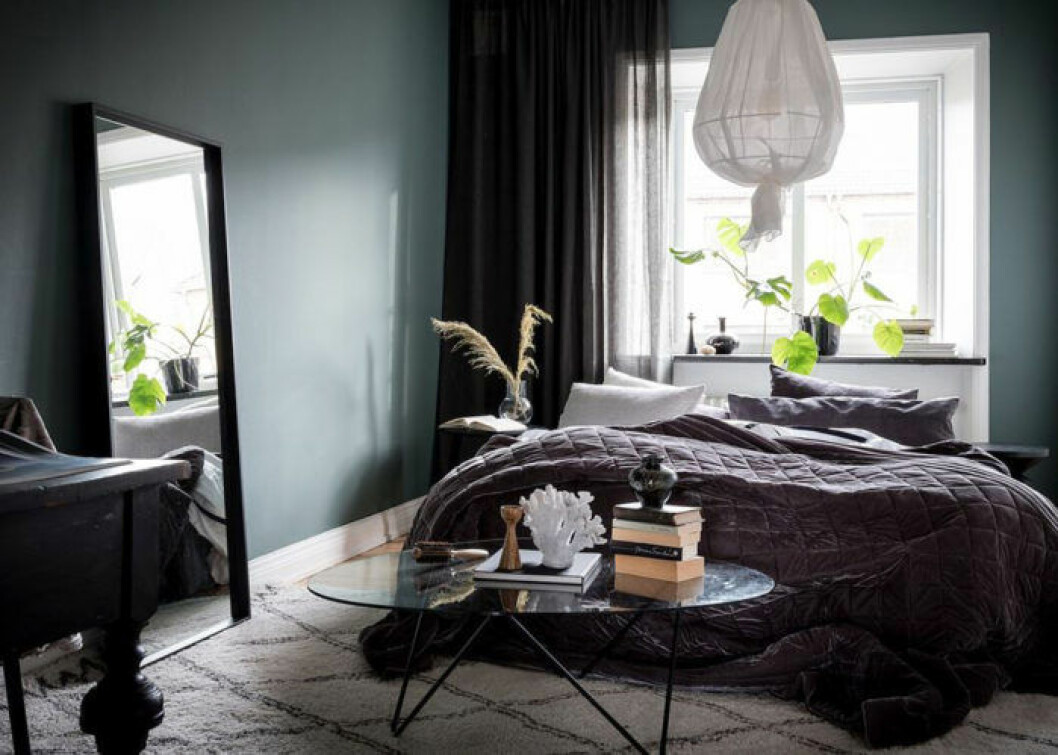 Foto: Alen Cordic Styling: Emma Fischer för <a href="https://www.instagram.com/bjurfors_goteborg/" target="_blank" rel="noopener">Bjurfors</a>/mäklare: Sarah Gustafsson Scandinavian decoration and ideas. Bedroom with plants and mirror, painted walls and rug.