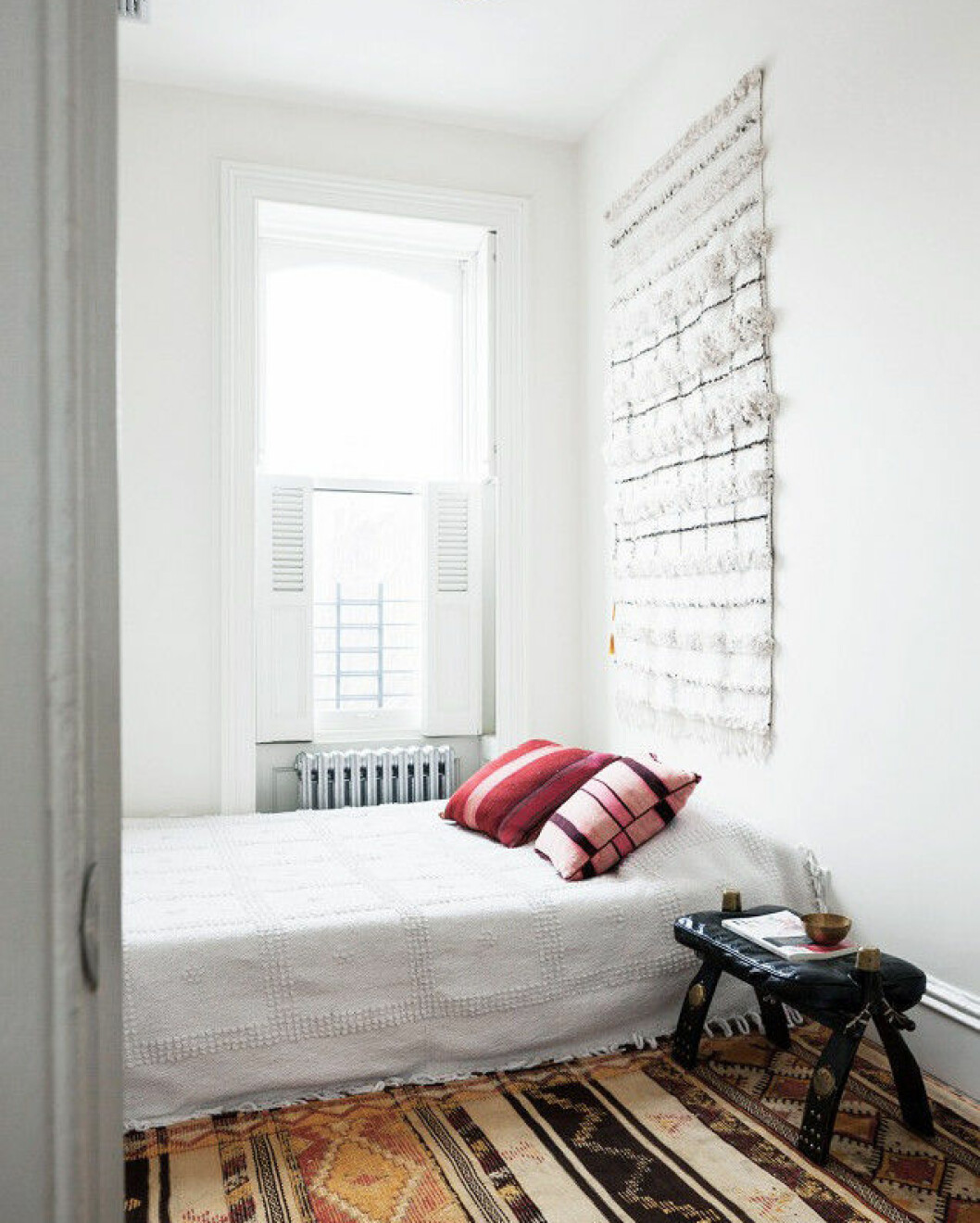Via: <a href="https://www.onekingslane.com/live-love-home/at-home-with-julia-chaplin-gypset-original/" target="_blank" rel="noopener">One Kings Lane</a>