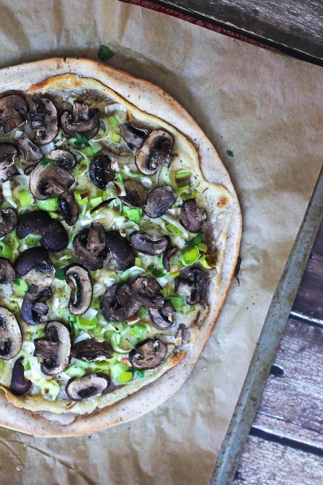 <em>Recept och foto: <a href="http://www.foodbymars.com/home/2015/mushroom-leek-flatbread-pizza-gf-v" target="_blank" rel="noopener">Food by Mars</a></em> 08. Mushroom-Leek