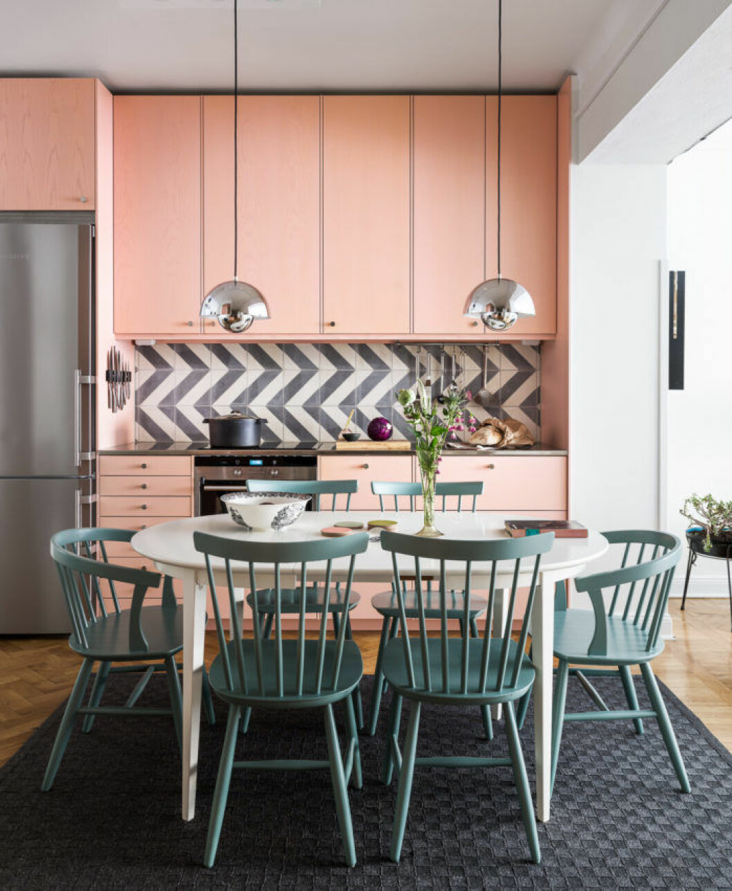 Foto: Johan Spinnell Styling: Hanna Rydman för <a href="https://www.instagram.com/historiskahem/" target="_blank" rel="noopener">Historiska hem</a>/mäklare: Katarina Ljung 08. pink-kitchen-trend