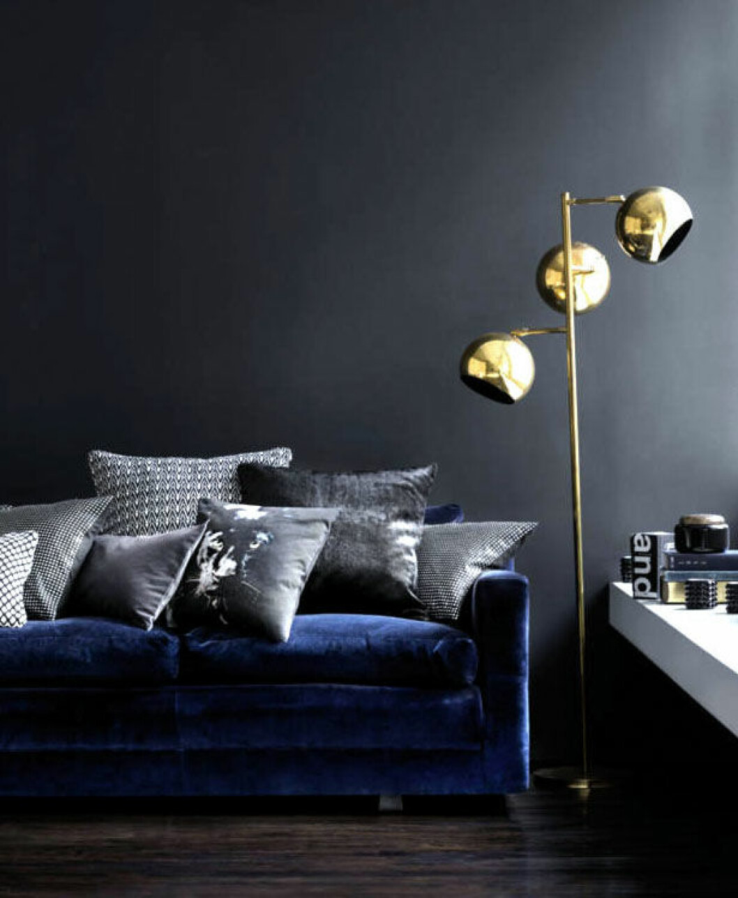 Foto via: <a href="https://www.ofdesign.net/interior-design/dark-living-room-furniture-5154" target="_blank" rel="noopener">Of design</a> Marinblå sammetssoffa