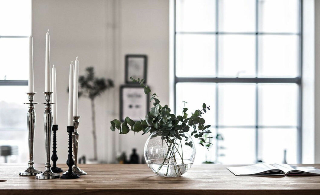 Foto: <a href="http://www.bjurfors.se/" target="_blank" rel="noopener">Bjurfors</a>/mäklare Lovisa Hedlund Styling: <a href="http://www.moodhouse.se/homestyling/" target="_blank" rel="noopener">Moodhouse homestyling</a> Ljusstakar i silver
