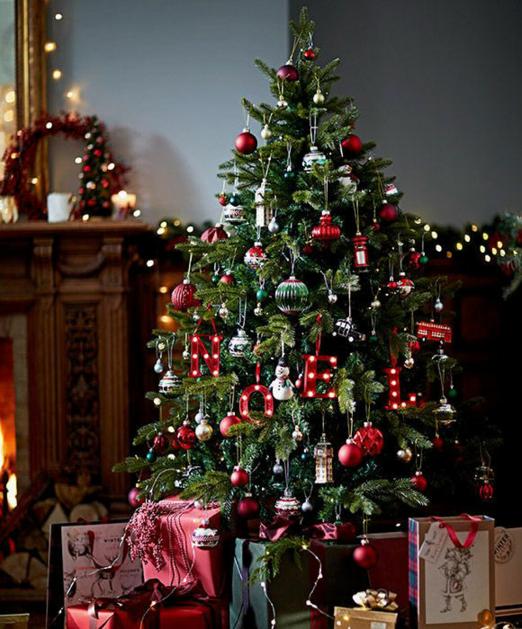 Foto: <a href="http://www.marksandspencer.com/c/christmas" target="_blank" rel="noopener">Marks & Spence</a> Klädd julgran, röda dekorationer.