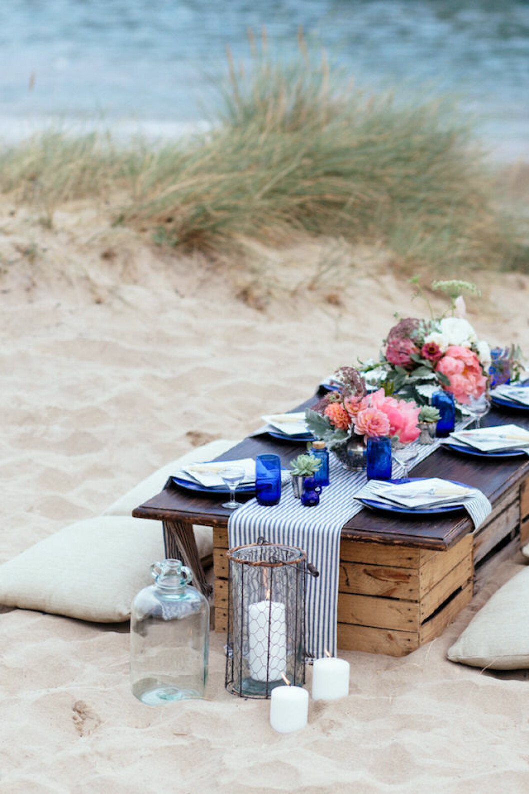 Foto: Burnetts boards enkel dukning på stranden av äppellådor och sittdynor