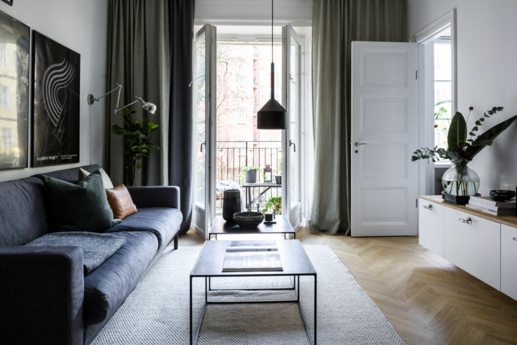 Foto: <a href="https://www.instagram.com/peobengtssonphotography/" target="_blank" rel="noopener">Peo Bengtsson Photography</a> Styling: Terese Hofvenberg Ahl för <a href="https://www.instagram.com/bjurfors_stockholm/" target="_blank" rel="noopener">Bjurfors</a>/mäklare: Ellen Ingman och Frida Edsmar Mörkblå soffa, postervägg och gröna gardiner i vardagsrum.