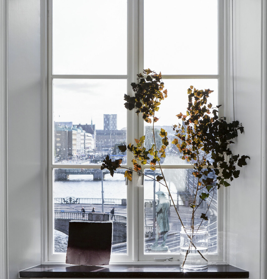 Foto: Cim Ek Styling: Team Sarah Widman för <a href="https://www.instagram.com/alvhem/" target="_blank" rel="noopener">Alvhem</a>/mäklare: Sofia Vansvik Fönsterbräda med en enkel vas på