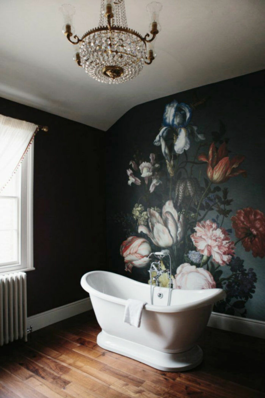 Foto: <a href="http://www.luxxu.net/blog/bathroom-lighting-ideas-need-use-2017/" target="_blank" rel="noopener">Luxxu</a> Badrum mitt i rummet