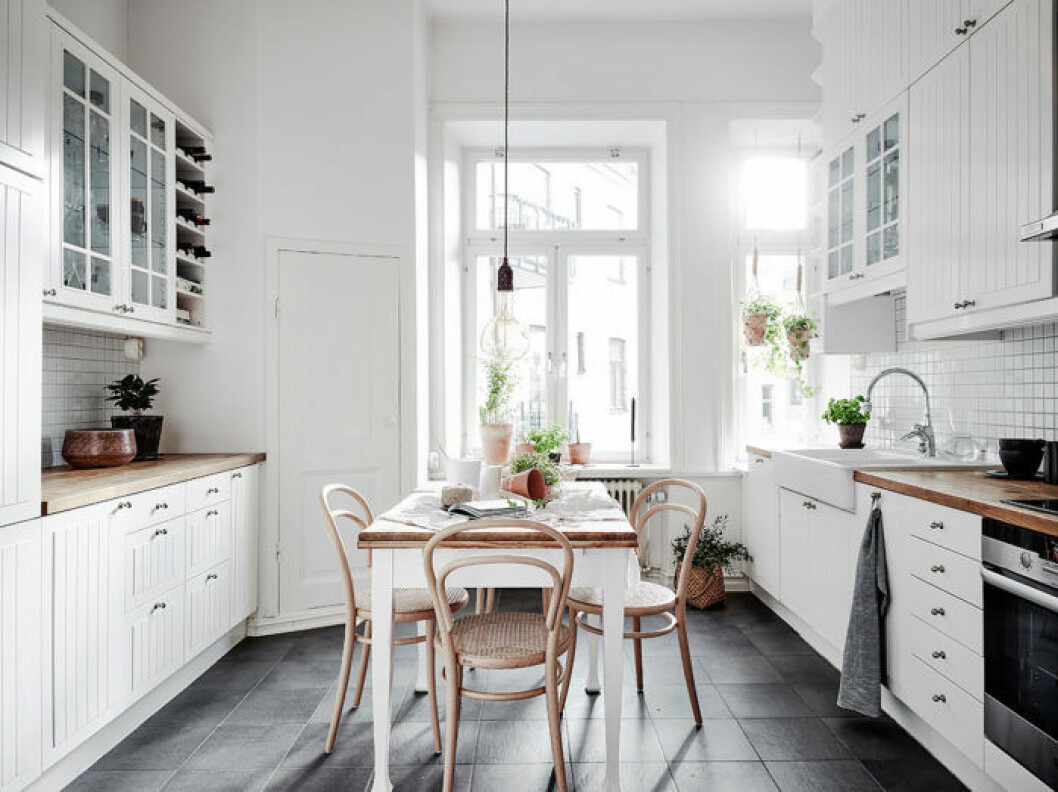 Foto: <a href="https://www.instagram.com/fotografanders/" target="_blank" rel="noopener">Anders Bergstedt</a> Styling: <a href="https://www.instagram.com/annafurbacken/" target="_blank" rel="noopener">Anna Furbacken</a> för <a href="https://www.instagram.com/entrancemakleri/" target="_blank" rel="noopener">Entrace mäkleri</a>/mäklare: Erika Bergholm Stolen har mjuka linjer formade av naturliga material i trä och rotting.