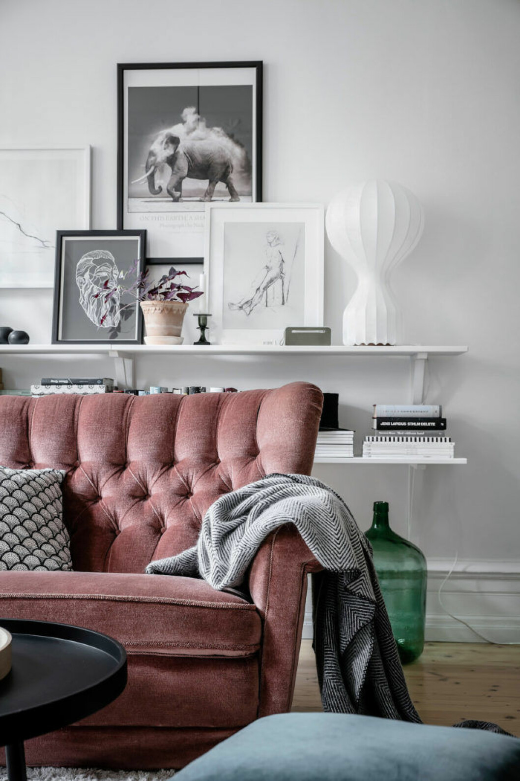 Foto: Anders Bergstedt Styling: Stil & Rum för <a href="https://www.instagram.com/alvhem/" target="_blank" rel="noopener">Alvhem</a>/mäklare: Sara Wibréus Fantasifull lampa.