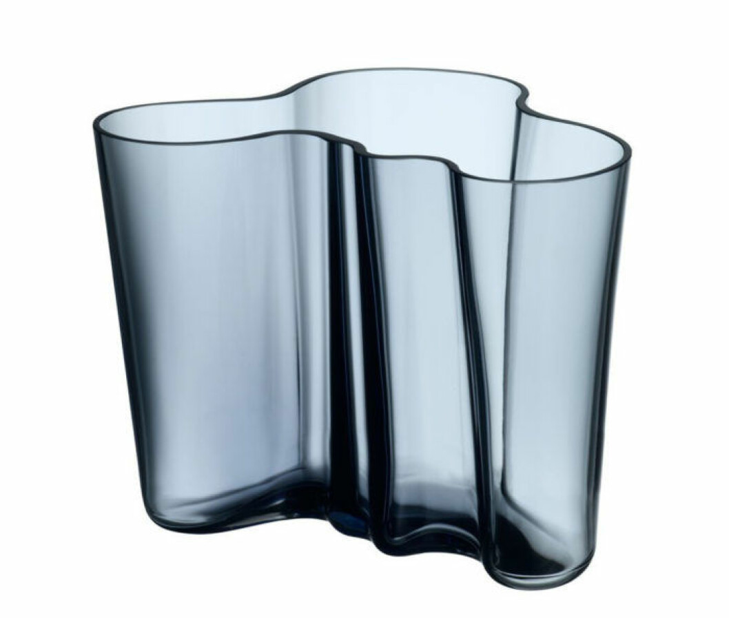 Foto: <a href="https://www.iittala.com/se/sv/home" target="_blank" rel="noopener">Iittala</a> Alvar Aalto-vas i ljusgrått