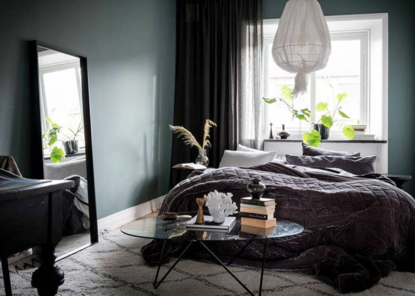 Scandinavian decoration and ideas. Bedroom with plants and mirror, painted walls and rug. 