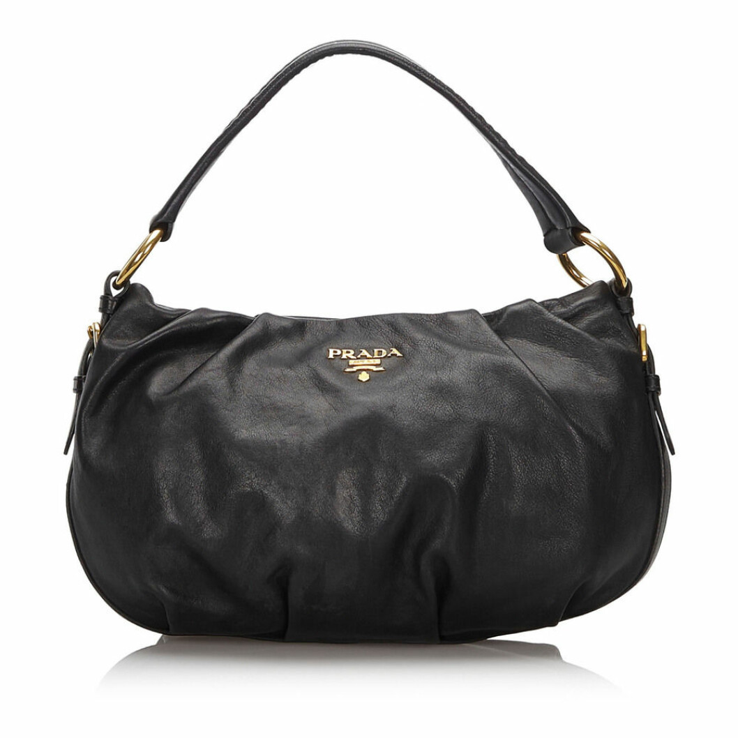 Baguette-modellen håller sig kvar och den här svarta vintage väskan från Prada är urfin.
