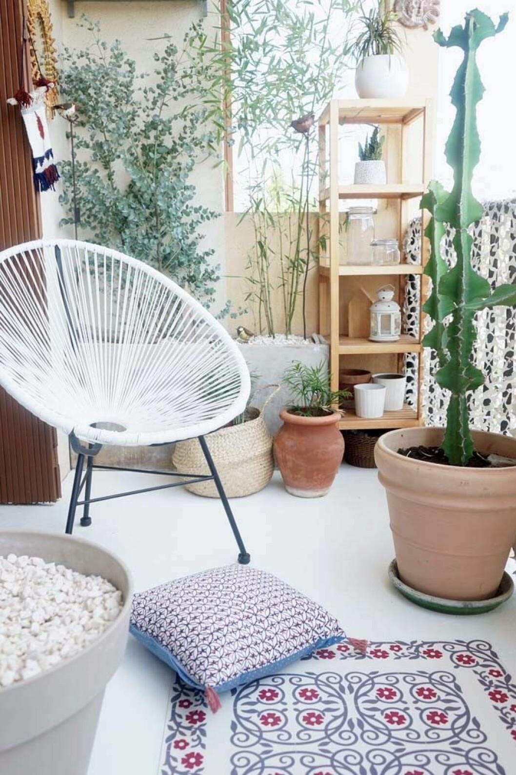 Via: <a href="http://www.inrichting-huis.com/bohemien-chic-balkon-make-over-van-juliana/" target="_blank" rel="noopener">Inrichting-huis</a> 09. balkong med kaktus.
