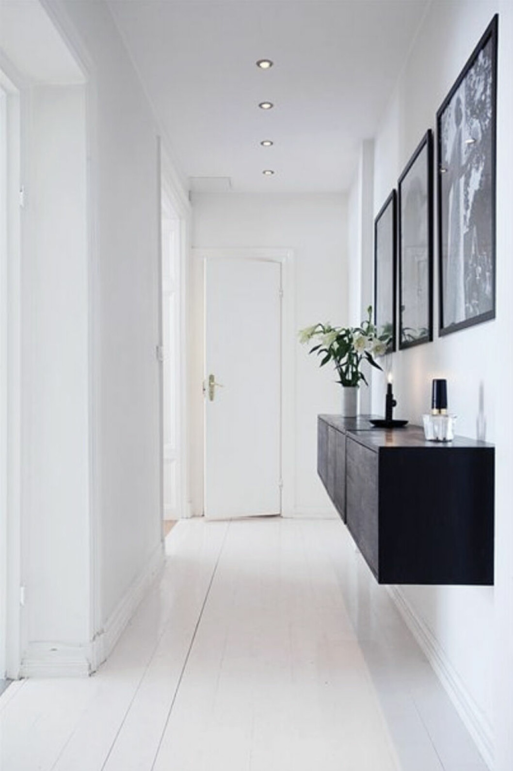 Ikeas byrå bestå i svart vägghängd 