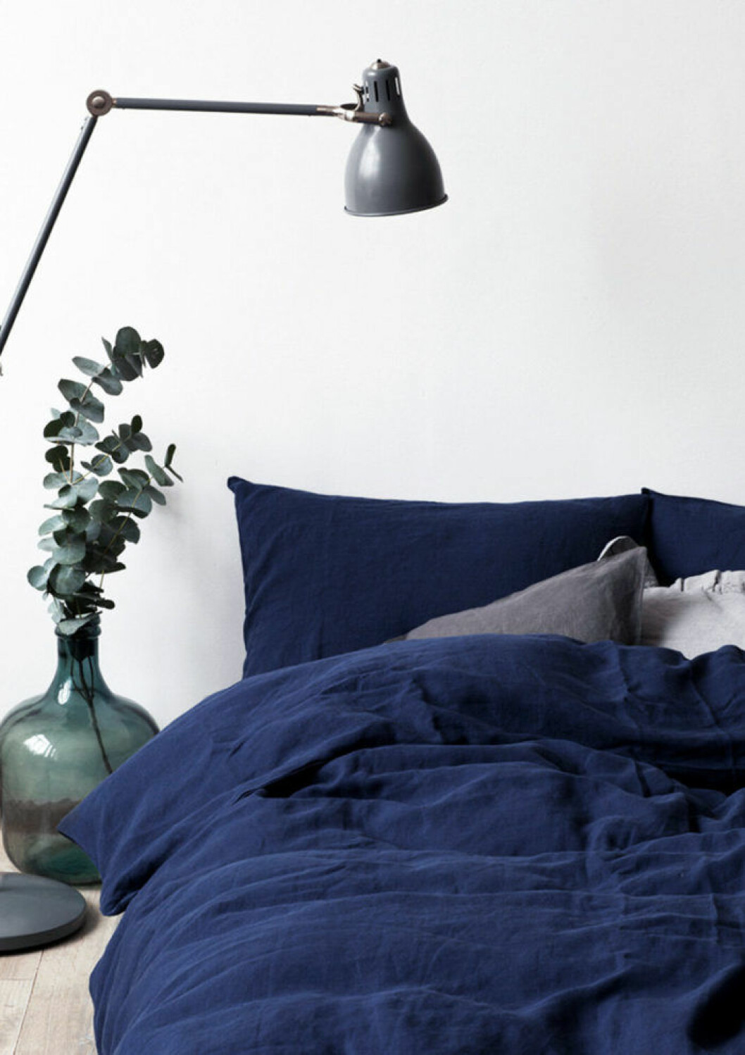 Via: <a href="https://www.etsy.com/listing/223735650/navy-washed-linen-duvet-cover" target="_blank" rel="noopener">Linen Tales In Bed</a> Blått bäddset räcker för att hänga med i trenden.