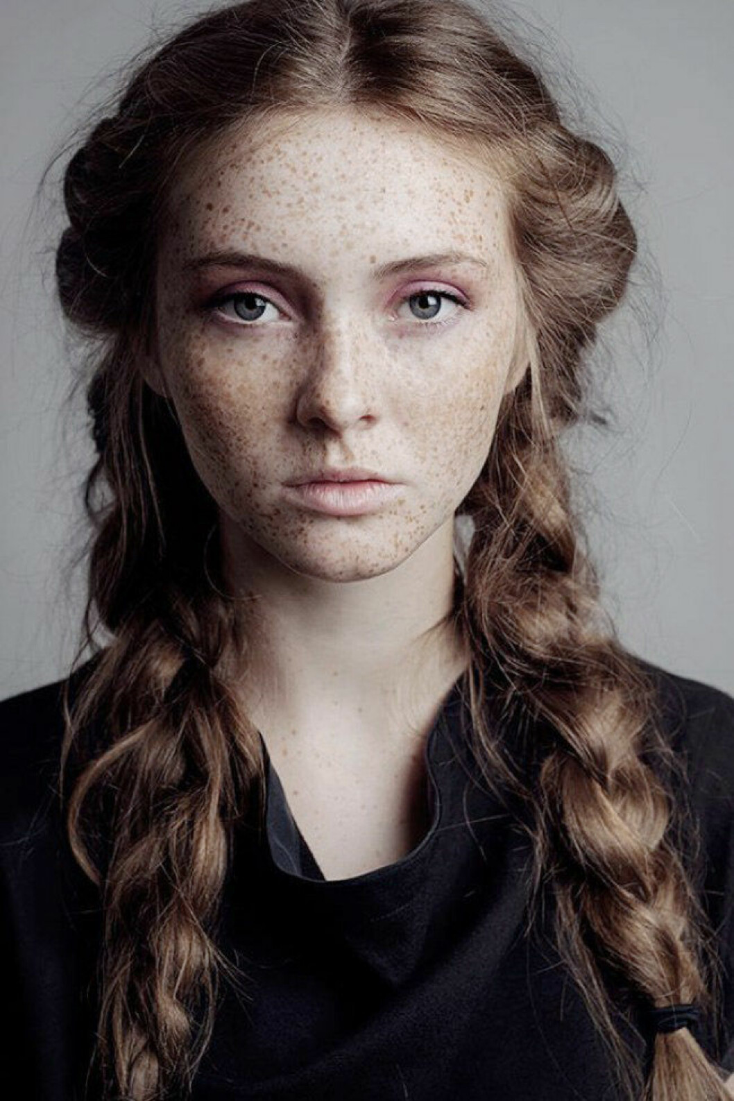 Foto via: <a href="http://www.wewomen.com/skin-care/50-beautiful-girls-with-freckles-girls-with-freckles-black-girls-with-freckles-hot-girls-with-freckles-beautiful-girls-with-freckles-s1317555.html" target="_blank" rel="noopener">Wewomen</a> Två flätor