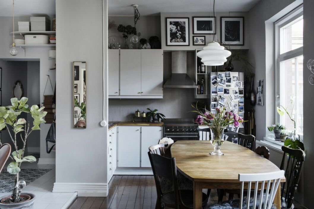 Foto: Alice Johansson Styling: Pernilla Algede för <a href="https://www.instagram.com/alvhem/" target="_blank" rel="noopener">Alvhem</a>/mäklare: Sandra Guerrero Kök med kreativa idéer som att fotografier placerats på ytan där ventilationen går