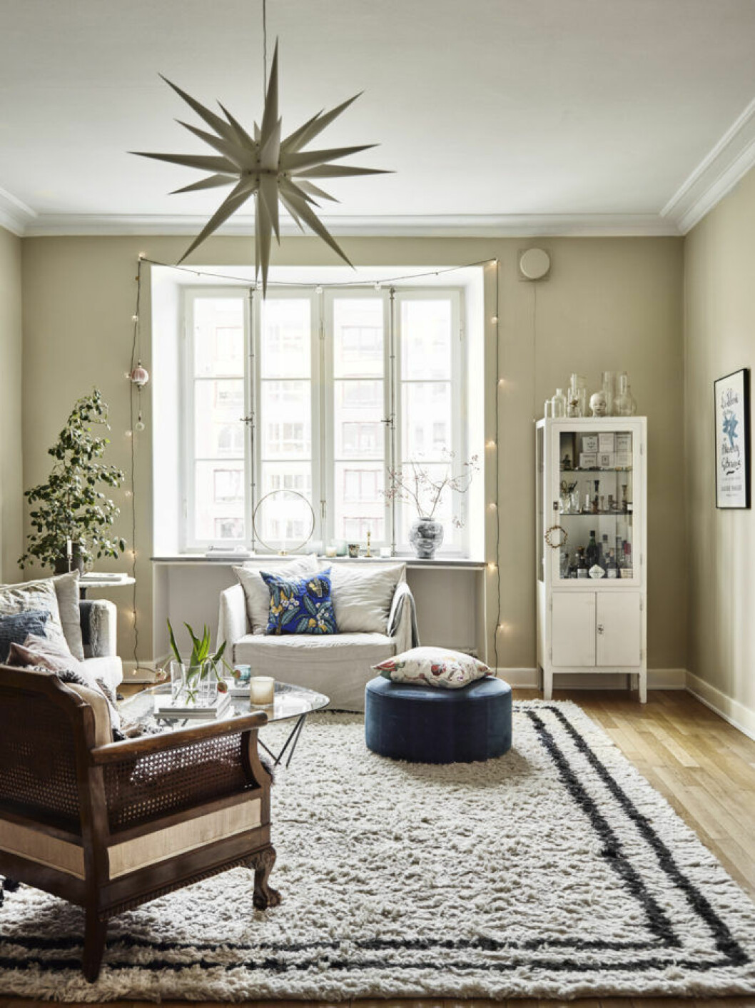 Foto: <a href="http://www.andrea-papini.com/" target="_blank" rel="noopener">Andrea Papini</a> Styling: <a href="https://johannabradford.elledecoration.se/" target="_blank" rel="noopener">Johanna Bradford</a> Syns i: ”<a href="https://www.elle.se/decoration/hemma-hos-johanna-bradford/" target="_blank" rel="noopener">Kika in i Johanna Bradfords drömmiga hem</a>” Compact living-knep med belysning