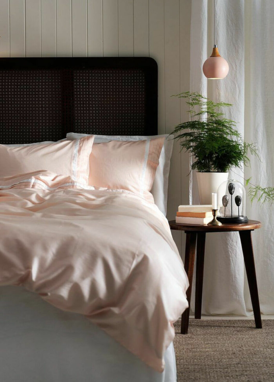 Foto: <a href="https://www.jotex.se/" target="_blank" rel="noopener">Jotex</a> Sovrum med rosa påslakanset, rosa lampa och fjädersparris i kruka. Jotex 2018.