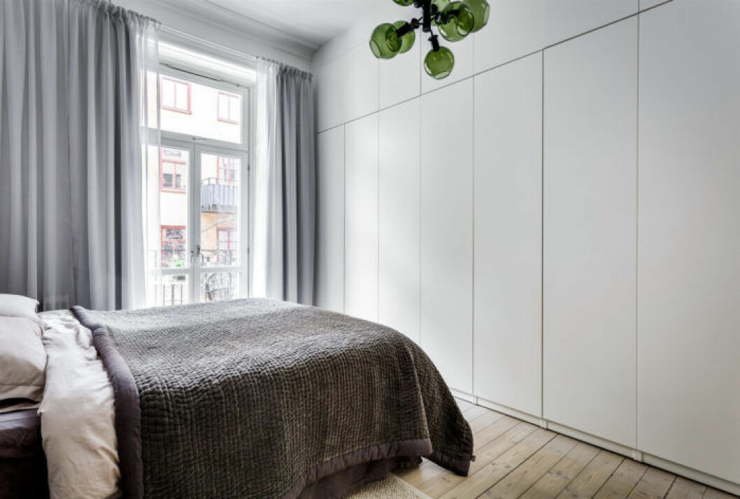 Foto: Henrik Nero för <a href="https://www.instagram.com/ekenstam_fastighetsmaklare/" target="_blank" rel="noopener">Ekenstam</a>/mäklare: Thomas Herzog Sovrum med garderob som inte väcker uppmärksamhet, utan har bara enkla dörrar utan handtag eller beslag
