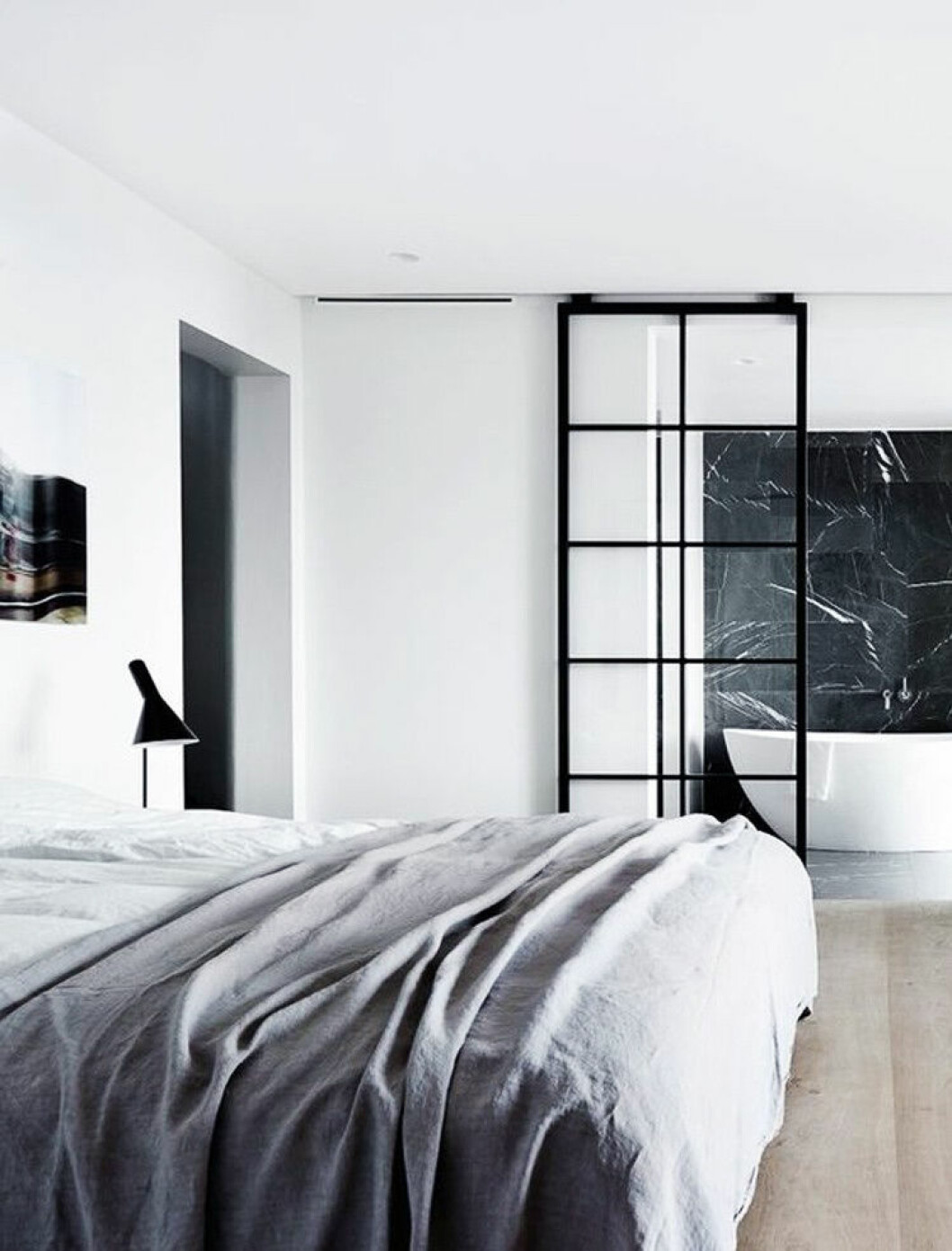 Via: <a href="http://www.thedesignchaser.com/2014/04/freestanding-baths.html" target="_blank" rel="noopener">The Design Chaser</a> 09. glass-wall