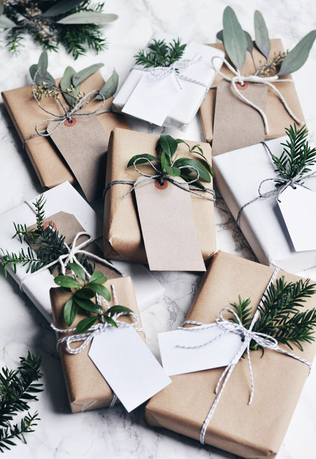 Foto: <a href="http://www.thesefourwallsblog.com/lifestyle/festive-wrapping-inspiration/" target="_blank" rel="noopener">These four walls</a> inslagning paket jul