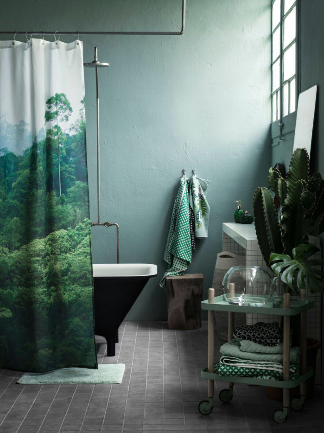 Foto: <a href="http://www.hm.com/se/department/HOME" target="_blank" rel="noopener">H&M Home</a> Duschdrapperi skog