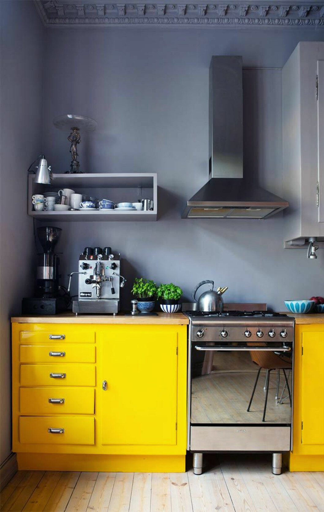 Foto via: <a href="http://burningmanapp.co/yellow-cabinets-kitchen/cocina-amarilla-muebles-yellow-cabinets-kitchen/" target="_blank" rel="noopener">Burning manapp</a> 09. gula-detaljer