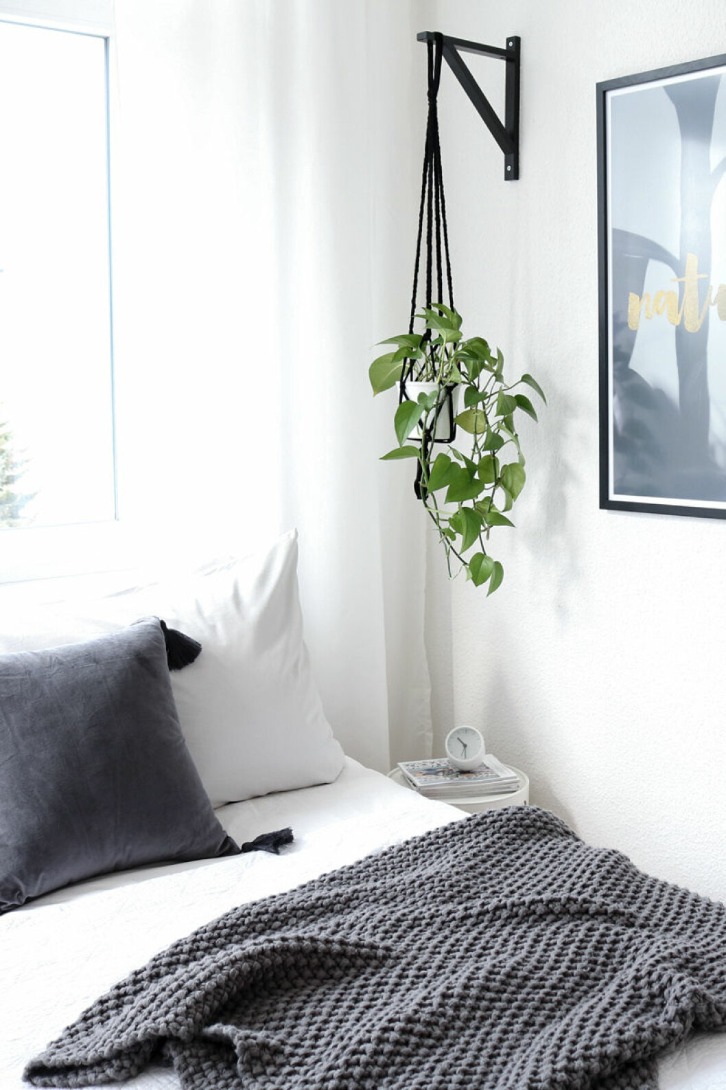 En gammal burk kan bli en kruka och en krok går att skapa av en mängd olika överblivna prylar i hemmet. Foto: <a href="https://www.elle.se/decoration/varens-finaste-ikeahacks/" target="_blank" rel="noopener">Pretty Nice</a> Återbruka och prova på DIY-trenden – du behöver inte vara händig för att göra det här Ikea hacket