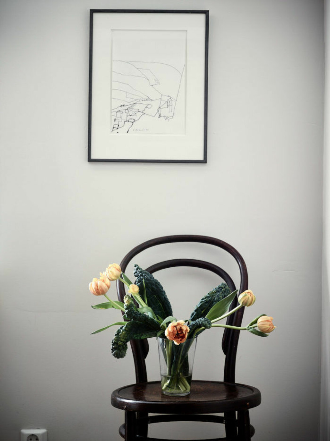 Foto: Fredric Boukari Styling: Åsa Copparstad för <a href="https://www.instagram.com/historiskahem/" target="_blank" rel="noopener">Historiska hem</a>/mäklare: Marie Holmerson En vacker bukett på en stol