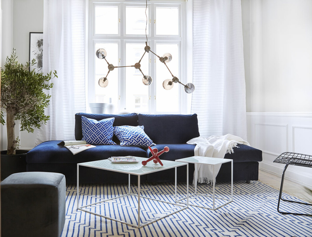 Sammet – en materialtrend som verkligen håller i sig! Vardagsrum med blå soffa och trendig taklampa. Jotex vårnyheter 2018.