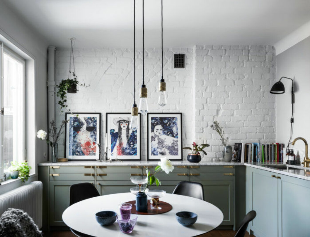 Foto: <a href="https://www.instagram.com/johanspinnell/" target="_blank" rel="noopener">Johan Spinnell</a> Styling:<a href="https://www.instagram.com/clindholm_design/" target="_blank" rel="noopener"> Lindholm</a> för <a href="https://www.instagram.com/historiskahem/" target="_blank" rel="noopener">Historiska hem</a>/mäklare: Katarina Ljung. Kök i finfunkis med mintgröna luckor och vitt kakel.