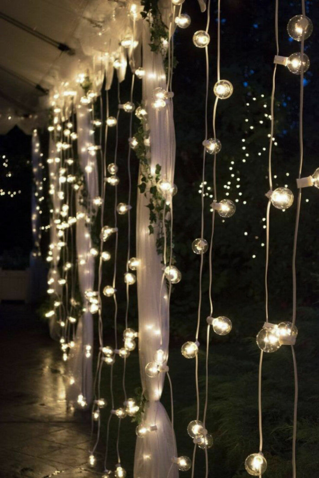 Foto via: <a href="https://www.inspideco.org/illuminer-son-jardin-avec-fantaisie/" target="_blank" rel="noopener">Inspidéco</a> Ljusdraperi i form av ljusslingor på balkongen
