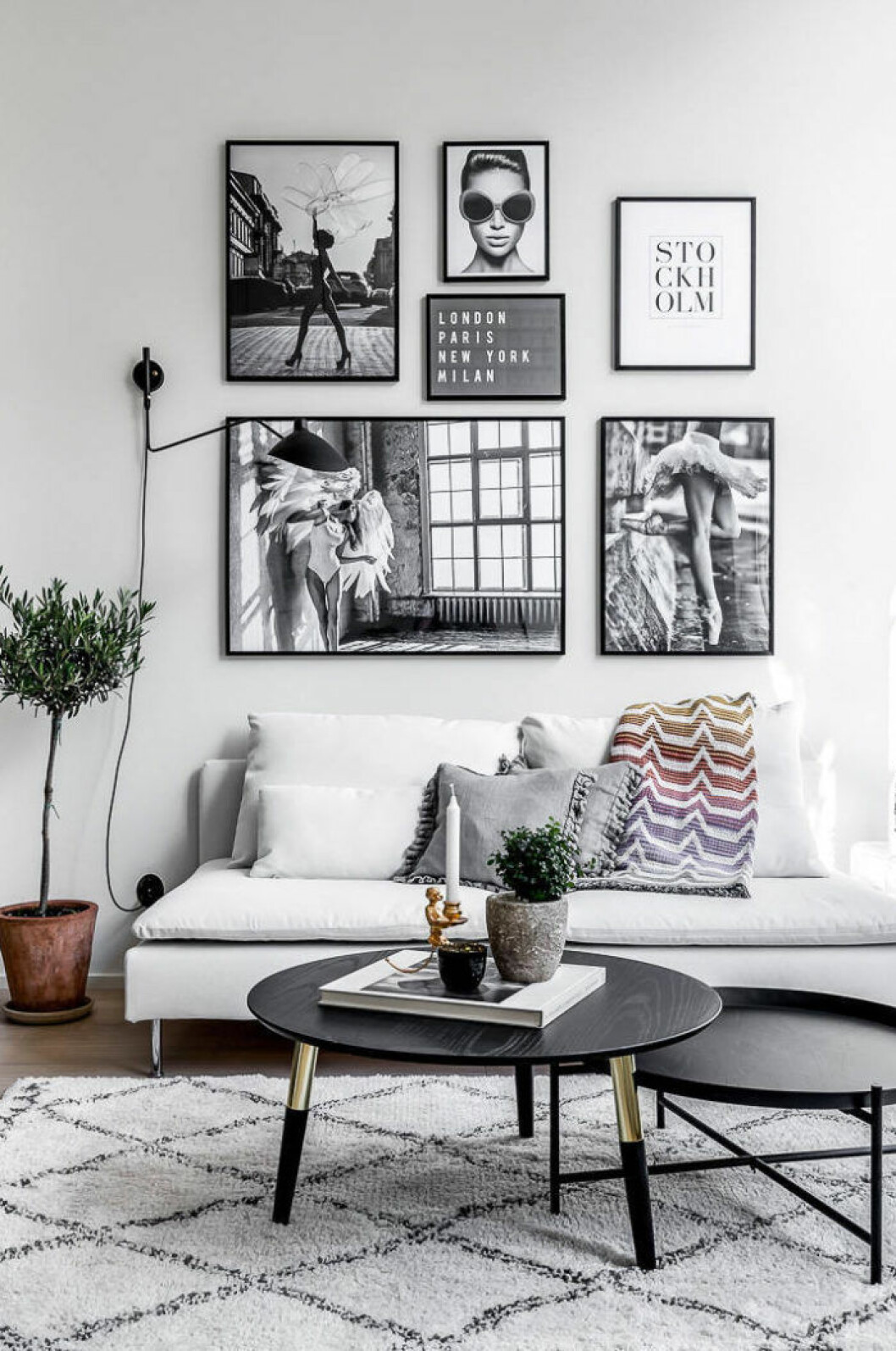 Foto: Henrik Nero för Alexander White/mäklare: Joe Hed Scandinavian decoration and ideas. Art wall and light livingroom.