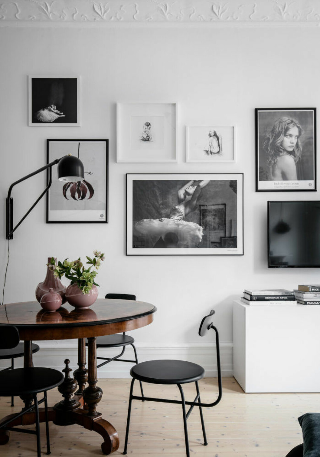 Foto: <a href="https://www.instagram.com/fotografanders/" target="_blank" rel="noopener">Anders Bergstedt</a> Styling: <a href="https://www.instagram.com/stilorum/" target="_blank" rel="noopener">Stil & Rum</a> för <a href="https://www.instagram.com/alvhem/" target="_blank" rel="noopener">Alvhem</a>/Sara Wibréus Stolen Afteroom är trendig på Hemnet.