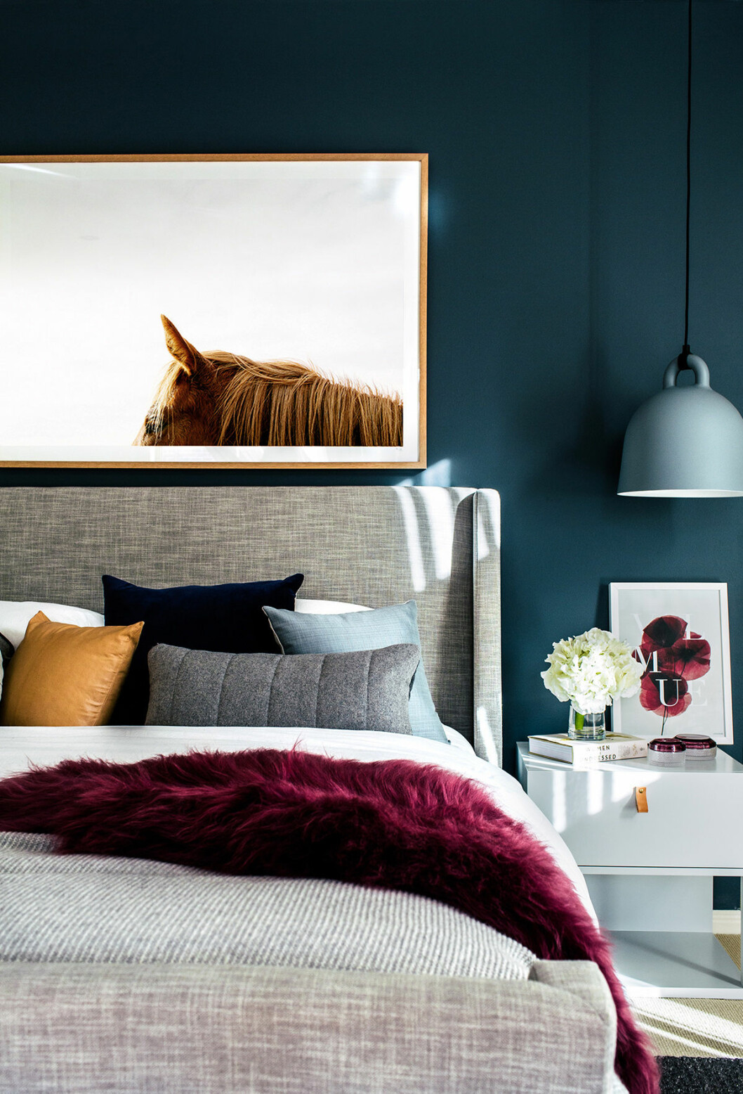 Foto: <a href="http://hannahblackmorephotography.com/author/Hannah/" target="_blank" rel="noopener">Hannah Blackmore</a>/Adore home Röd pläd i fuskpäls.