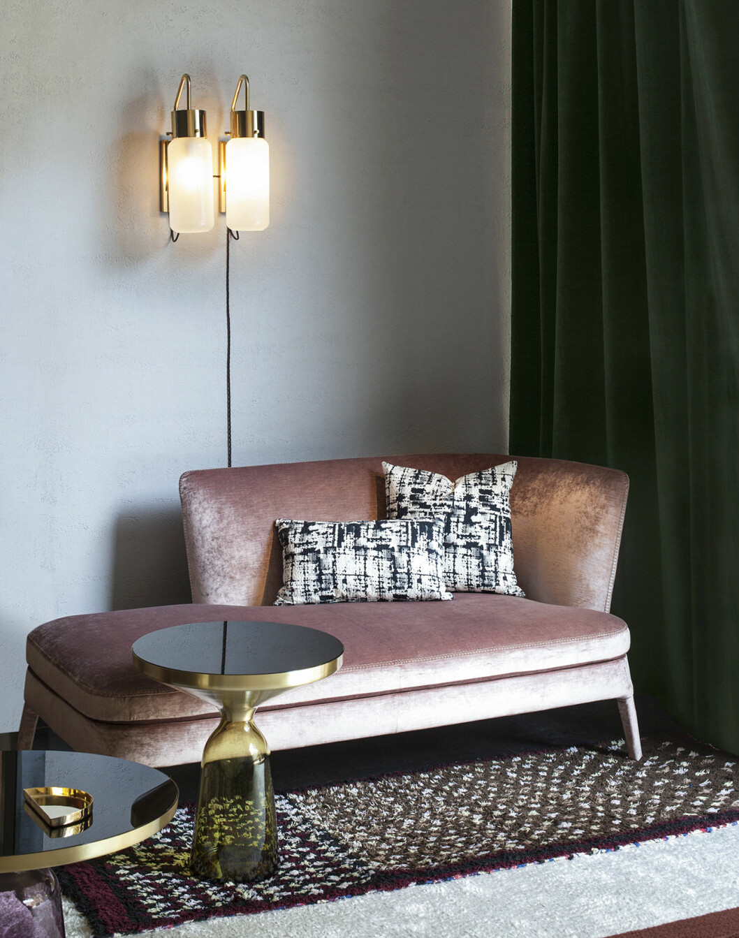 Foto via: <a href="http://www.sightunseen.com/2016/07/milan-design-destination-studiopepe-spotti/" target="_blank" rel="noopener">Sight unseen</a> Rosa sammetsschäslong