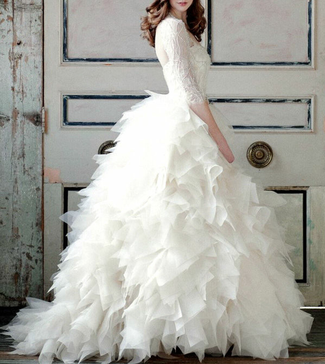 Foto: <a href="http://pallascouture.com/" target="_blank" rel="noopener">Pallas couture</a> Brudklänning med spetsdetaljer