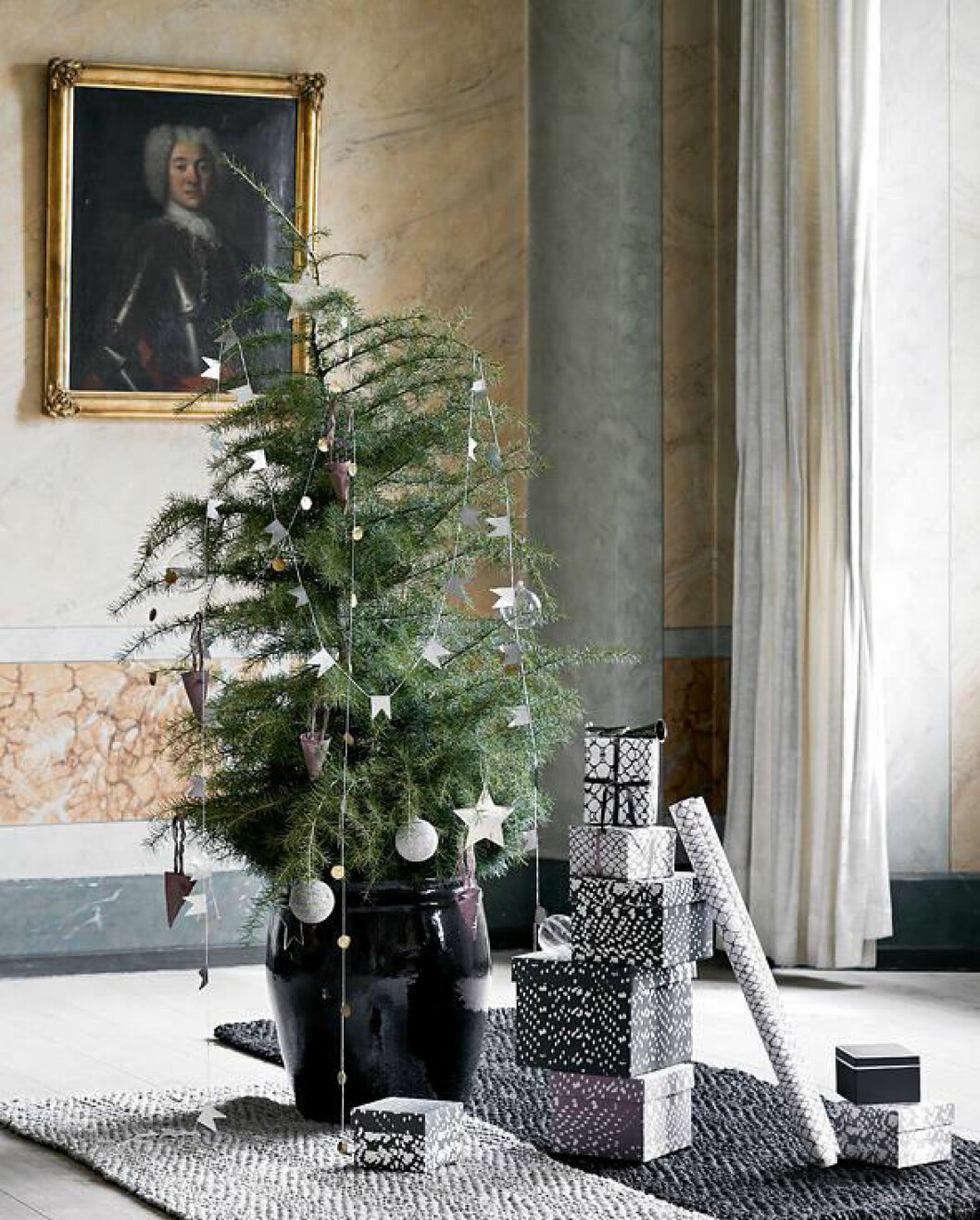 Foto: <a href="https://www.tinekhome.com/en/" target="_blank" rel="noopener">Tine K Home</a> Julklädd enbärsbuske istället för gran.