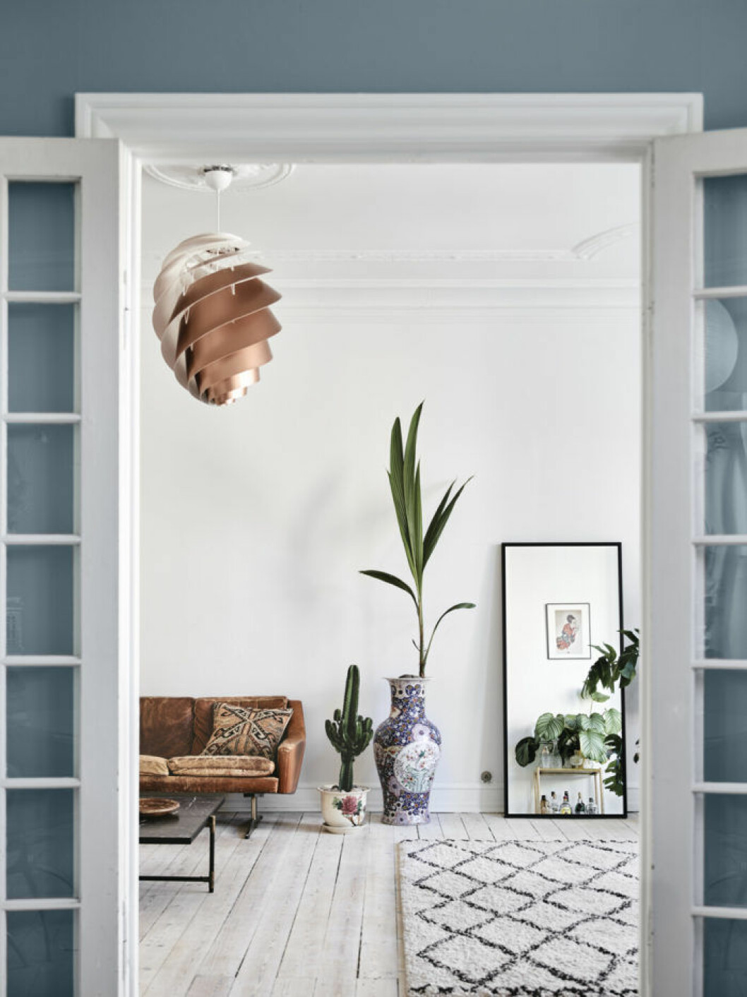 Foto: Andrea Papini Styling: Alexandra Papini Syns i: ”<a href="https://www.elle.se/decoration/hemma-hos-carina-baumann/" target="_blank" rel="noopener">Hemmet där dansk elegans möter japansk minimalism</a>” Den etnochica inredningsstilen passar skytten.