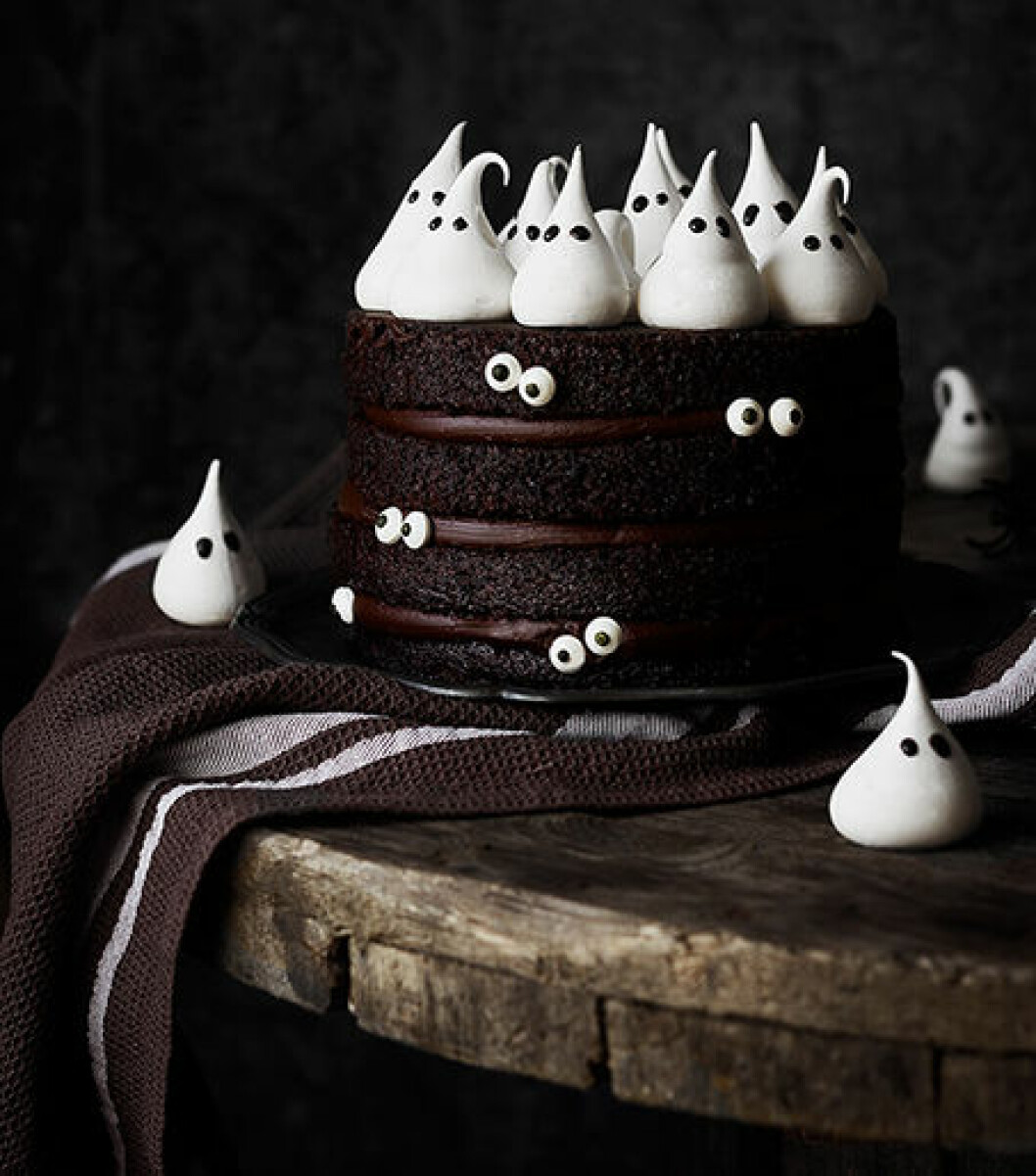 Foto och recept: <a href="http://kanelaylimon.blogspot.se/2016/10/tarta-fantasma-de-chocolate-halloween.html?utm_source=bloglovin.com&utm_medium=feed&utm_campaign=Feed:+blogspot/sxdTS+(Kanela+y+Lim%C3%B3n)" target="_blank" rel="noopener">Kanela y limon</a>