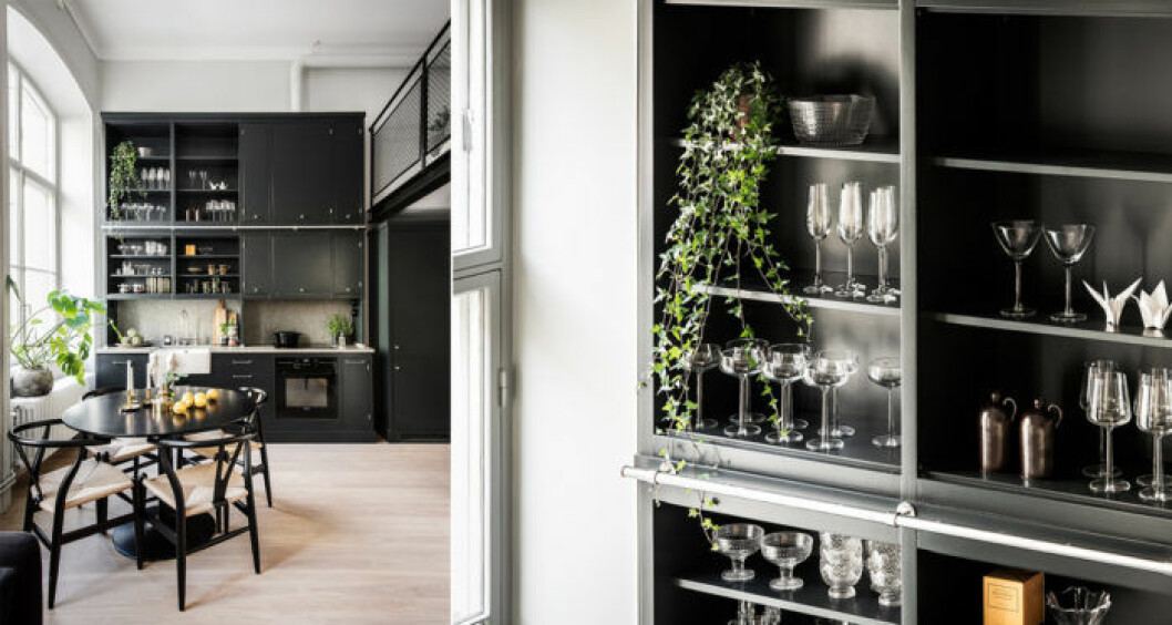 Foto: Nick Neo för <a href="https://www.instagram.com/innerstadsspecialisten/" target="_blank" rel="noopener">Innerstadsspecialisten</a>/mäklare: Ebba Bonnier Svart kök och loft. Trendiga designstolar och växter. Öppen köksförvaring.