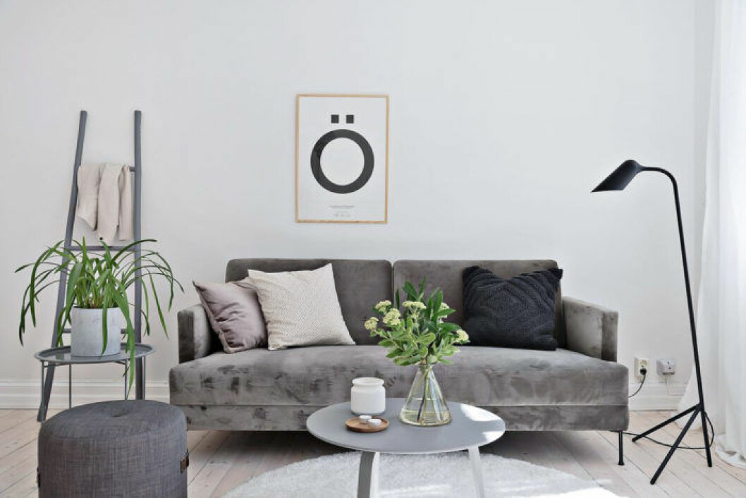 Foto: Maria Sahlander Styling: By Bon för <a href="https://www.instagram.com/bjurfors_goteborg/" target="_blank" rel="noopener">Bjurfors</a>/mäklare: Maria Adielsson Grå dekorationsstege i vardagsrummet