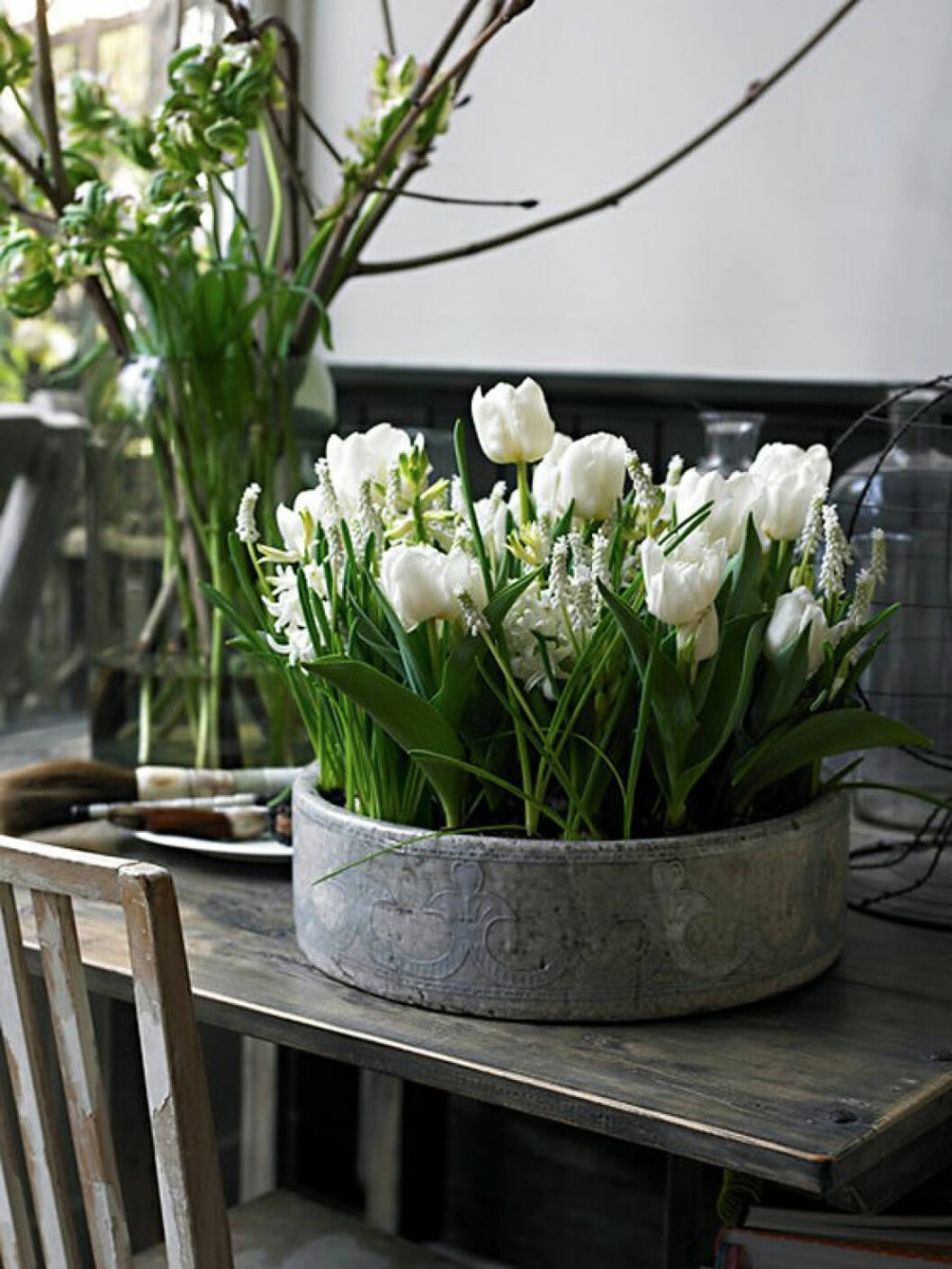 Foto via: <a href="http://www.allthingsheartandhome.com/easter-ideas/" target="_blank" rel="noopener">All things heart and home</a> Blomsterarrangemang i kruka med tullpaner