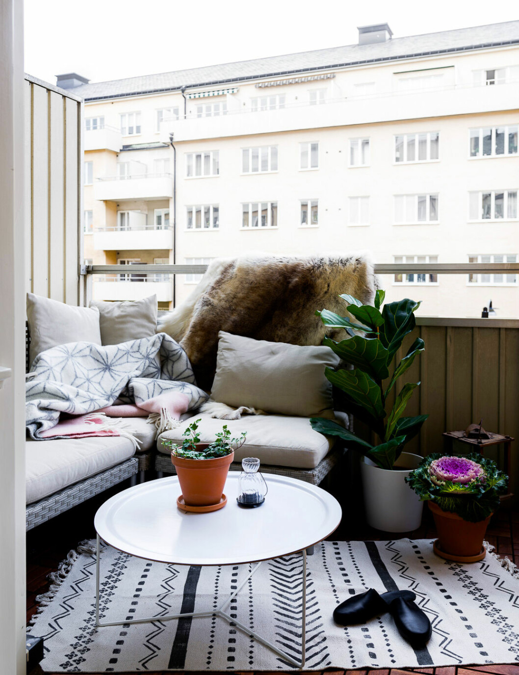 Foto: <a href="http://www.jspinnell.com/" target="_blank" rel="noopener">Johan Spinell</a> Styling: <a href="http://mainstreetstockholm.com/index.html" target="_blank" rel="noopener">Mainstreet Stockholm</a> för <a href="http://historiskahem.se/" target="_blank" rel="noopener">Historiska hem</a>/mäklare: Mattias Holm En matta på balkongen skapar mer myskänsla