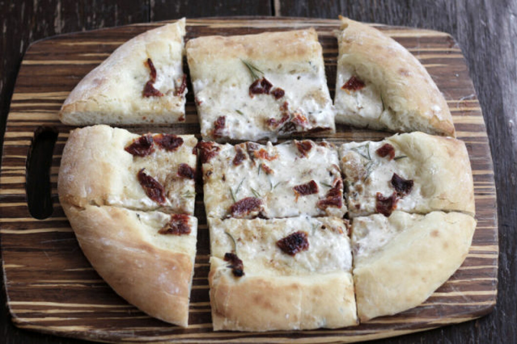 <em>Recept och foto: <a href="http://veggieangie.com/2014/06/10/white-vegan-pizza/" target="_blank" rel="noopener">Veggie Angie</a></em> 09. veganpizza