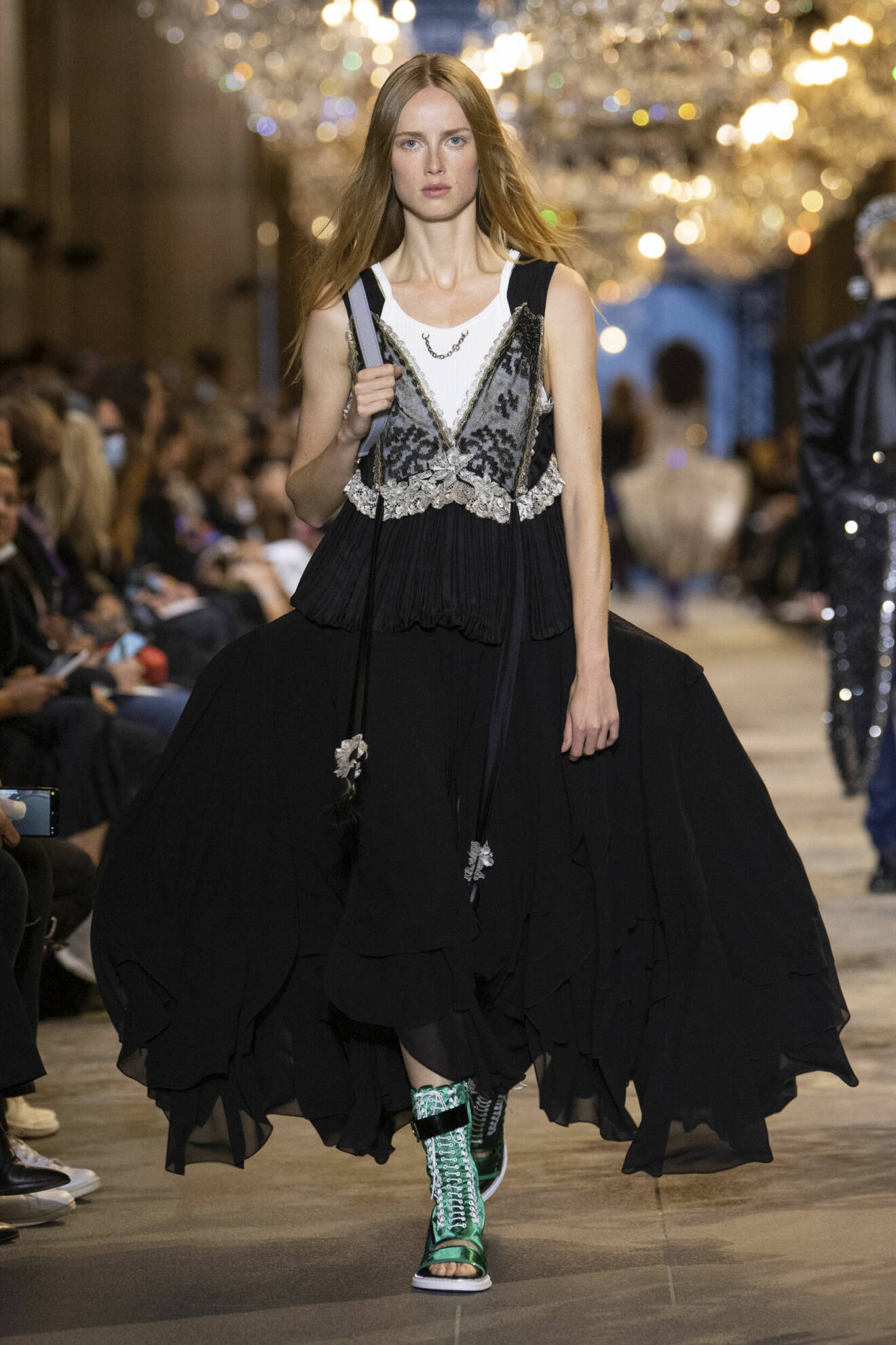 Voluminös klänning i svart från Louis Vuitton SS22.