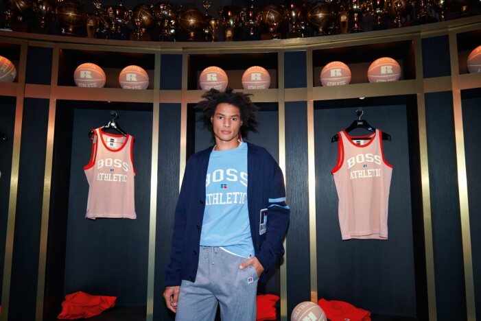 BOSS x Russell Athletic höstkollektion 2021 i blå cardigan och grå mjukisbyxor