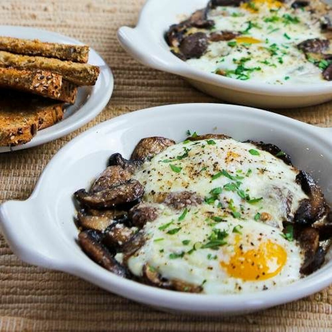 Bild och recept: <a href="http://www.kalynskitchen.com/2013/02/baked-eggs-mushrooms-parmesan.html" target="_blank" rel="noopener">www.kalynskitchen.com</a> baked-eggs-mushrooms